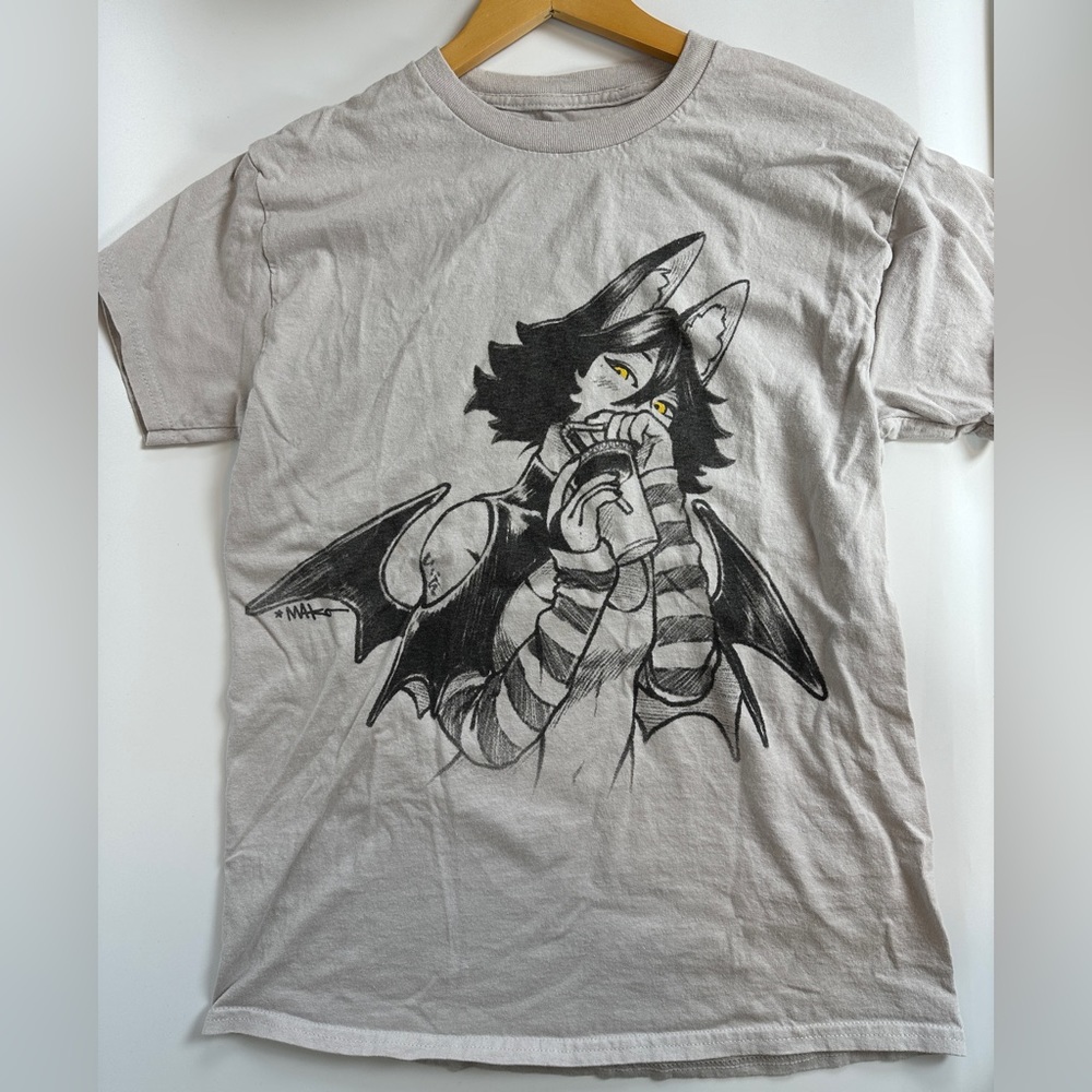 Komori T Shirt ⭐️ Mako Unisex‎ Men’s Size Medium Gray Tan Bat Person Girl Femme